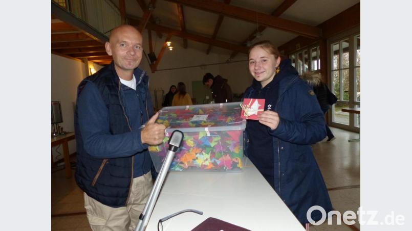 Luisa hat 1000 Origami-Kraniche für Uwe Bergold gefaltet. Bild: Völkl