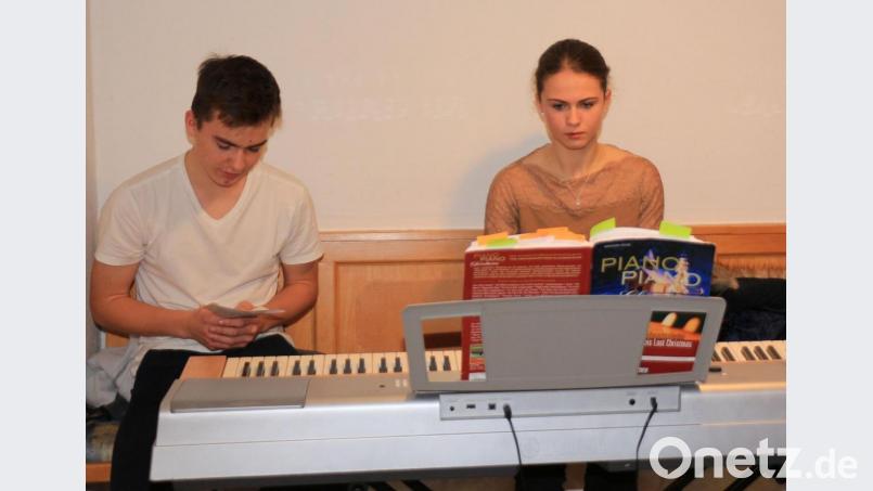 Elisa und Mac Materne aus Reuth sorgten für die musikalische Umrahmung der besinnlichen Jahresabschlussfeier. Bild: rpp