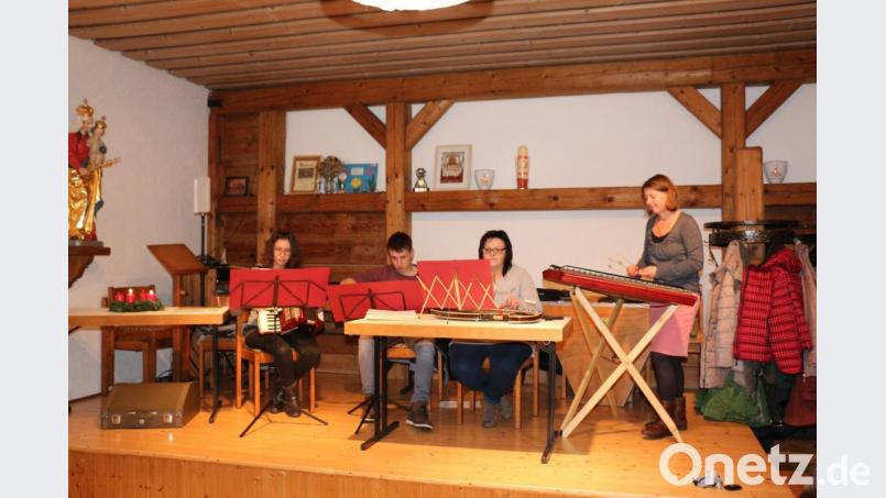 Der Zitherclub Erbendorf war genau die richtige Wahl. Die Musikanten stimmten mit ihren Weisen auf Weihnachten ein und luden die Anwesenden zum Mitsingen ein. Von links Magdalena Melzner am Akkordeon, an der Gitarre Jonas Hille, an der Zither Renate Rögner und am Hackbrett Veronika Hille. Bild: rpp