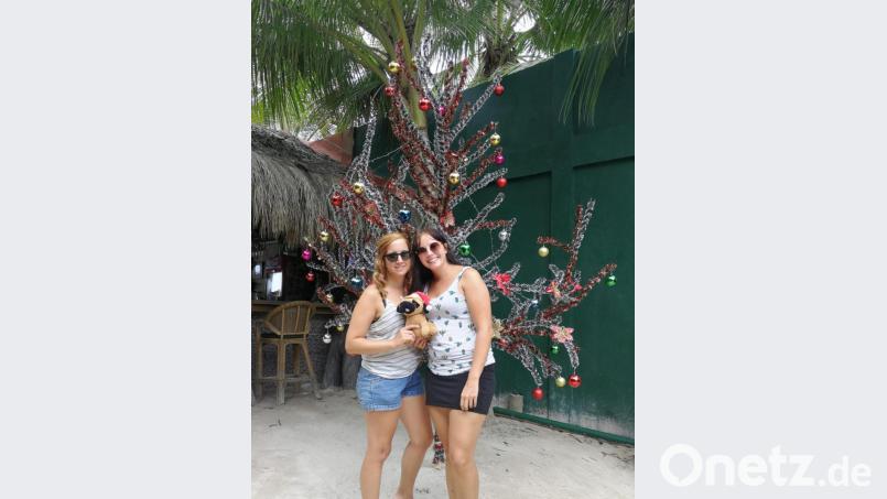 Bianca Rappl und Nina Zeißner (rechts) genießen Weihnachten in der Wärme und staunen über philippinische Deko-Artikel. Besonders angetan hat es ihnen ein kleines Hündchen mit Nikolaus-Mütze. Bild: bl