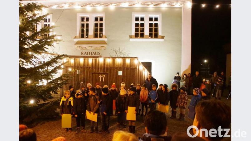 Die Kinder der Grundschule bereicherten den &quot;gespielten Adventkalender&quot; am Rathaus mit einer Darbietung. Auch Vereine und Familien brachten sich ein, damit erneut ein guter Zweck unterstützt werden kann. Bild: mmj