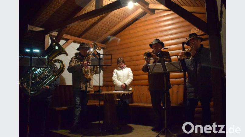 Eine Abordnung der &quot;Neuhauser Boum&quot; umrahmte die Wurzer Waldweihnacht am Rotzenbühl musikalisch. Bild: szl