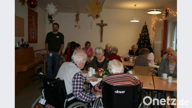 Der neue Heimleiter Josef Ott (links) freut sich, die Bewohner sowie die Angehörigen als Gäste zur Weihnachtsfeier begrüßen zu können. Er wünscht allen einen besinnlichen, ver-gnügten Nachmittag. Bild: gpa