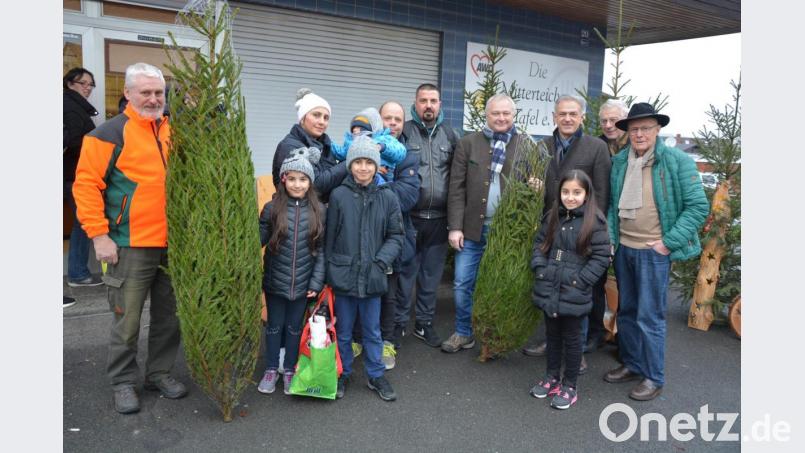 Der Forstbetrieb Waldsassen verteilte kostenlos 50 frisch geschlagene Fichten als Christbäume. Mit dabei waren Forstwirtschaftsmeister Siegfried Schwarzbauer (links) sowie (von rechts) Tafel-Vorstandsmitglied Gerhardt Höhn, Karl Haberkorn, Bürgermeister Roland Grillmeier und Forstbetriebsleiter Norbert Zintl. Bild: jr
