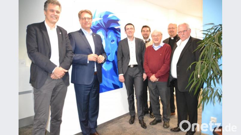 Zahlreiche Gratulanten finden sich zur Eröffnung der neuen Geschäftsräume von Versicherungsfachmann Martin Duschner (Dritter von links) ein. Bild: hcz