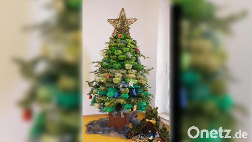 Kinder der Grundschule am Rauhen Kulm haben einen Christbaum aus gebrauchten Eierschachteln gebastelt. Bild: do
