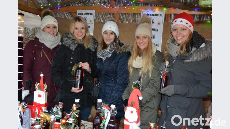 Charmant präsentierten diese jungen Damen „Hanses Zaubertrunk“. Bild: jr