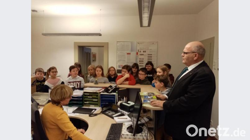 Die Mädchen und Buben der vierten Klasse der Grundschule Bad Neualbenreuth besuchten jetzt Bürgermeister Klaus Meyer im Rathaus. Bild: exb