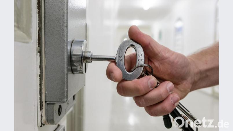 Ein randalierender Eishockyfan beim Spiel der Selber Wölfe gegen die Blue Devils musste eine Nacht in Polizeigewahrsam verbringen. Symbolbild: Markus Scholz/dpa