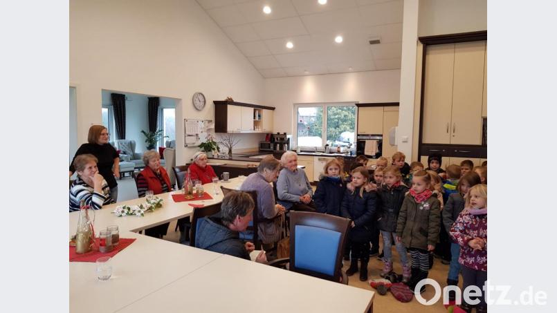 Eslarner Kinder singen und spielen für die Senioren. Bild: gz