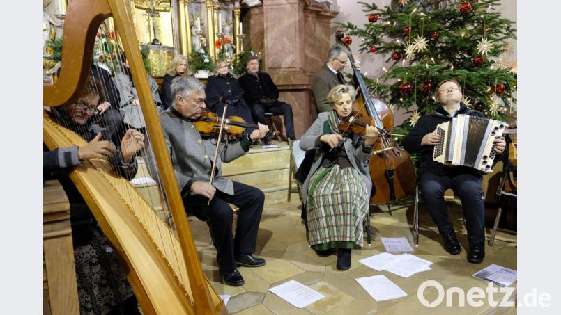 Musikgruppen aus dem Pongau und die Turmbläser aus Neustadt/WN stimmen in der Speinsharter Klosterkirche beim &quot;Salzburger Bergadvent&quot; auf das Fest der Feste ein. Bild: do