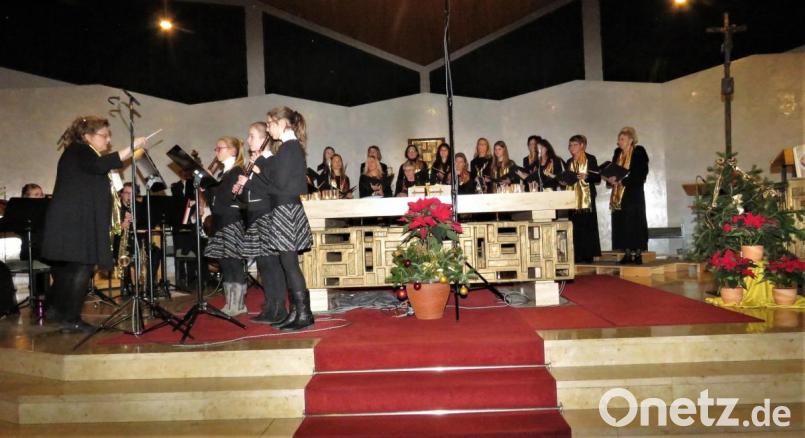 Der Chor und die Instrumentalisten um Chorleiterin Brigitte Kreuzer (vorn li.) führten die über 400 Zuhörer liebevoll und stilvoll einen Schritt weiter dem Christkind entgegen. Bild: ubb