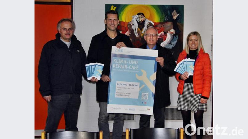 Mit einer Plakataktion und Flyern wirbt Projektleiterin Linda Trager (rechts) für das Klima- und Repair-Café in Etzelwang und Neukirchen. Pfarrer Roland Klein (von links), Etzelwangs Bürgermeister Roman Berr und Neukirchens Bürgermeister Winfried Franz befürworteten das umweltfreundliche ZEN-Vorhaben. Bild: ds