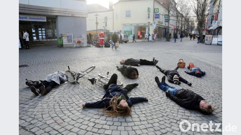 In Weiden liegen Aktivisten in der Fußgängerzone auf der Straße, um auf die Toten des Klimawandels hinzuweisen. Bild: Gabi Schönberger