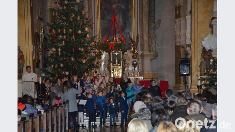 "Der kleine Engel Paul" wurde mit dem fröhlichen Gesang auf der Kanzel geweckt. Magdalena Süss studiertes dieses Lied mit dem Kinderchor ein. Bild: dob