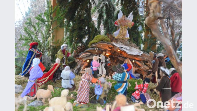 Die Wurzelkrippe von Hugo Schmid am Brunnen in der Pfarrgasse am Mühlbühl. Die Köpfe und Hände der Figuren hat er aus Wachs modelliert, die Tier sind aus Lindenholz geschnitzt. Bild: Benkhardt