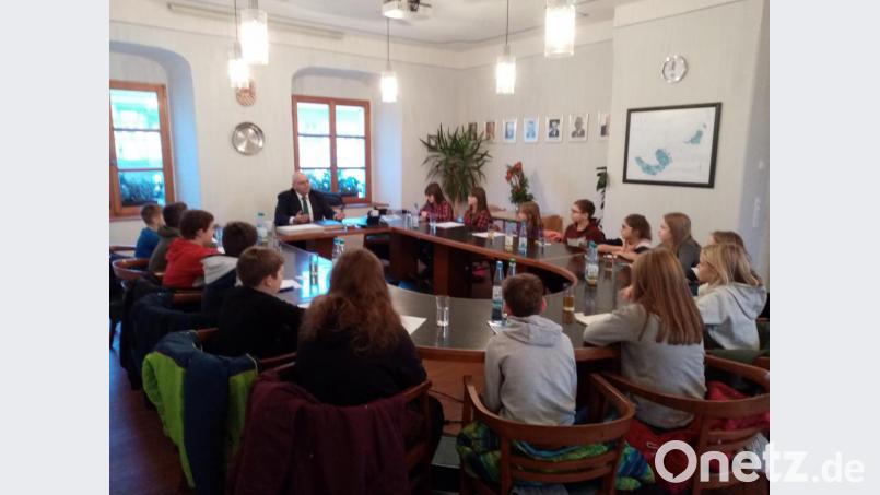 Die Mädchen und Buben der vierten Klasse der Grundschule Bad Neualbenreuth besuchten jetzt Bürgermeister Klaus Meyer im Rathaus. Bild: exb