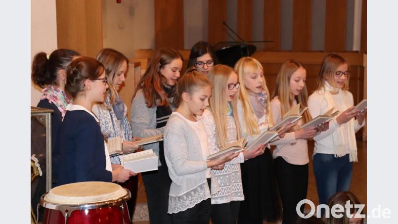 Traditionelle und moderne Lieder steuerte der Schulchor zur besinnlichen Stunde bei. Bild: Mädchenrealschule Waldsassen/exb