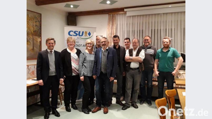 Es steht fest: Die Kulmstädter CSU-ÜW schickt Karlheinz Schultes (Mitte) als Bürgermeisterkandidaten ins Rennen. Bild: alr