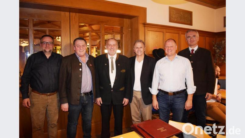 Mit dem einstimmig gewählten Bürgermeister-Kandidaten Anton Peter (Dritter von links) freuten sich Landtagsabgeordneter Harald Schwartz (rechts), die Gemeinderäte Hubert Englhard, Hans Weber (von links), Gerhard Schuller (Zweiter von rechts) und Robert Weiß, der zugleich CSU-Ortsvorsitzender ist. Bild: oe