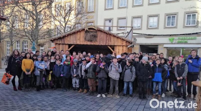 Die Grafenwöhrer Mittelschüler besuchen gemeinsam mit ihren Lehrern den Bayreuther Chistkindlmarkt. Bild: rgr