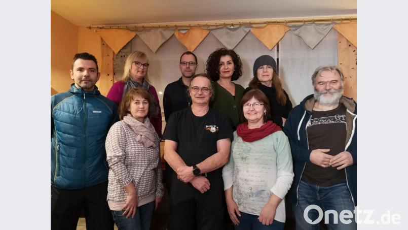 Ein siebenköpfiges Vorstandsteam führt die neu gegründete Wählergemeinschaft „Zukunft Stadt Mitterteich“, gewählt wurden auch zwei Kassenprüferinnen. Im Bild (vorne, von links) Beisitzer Matthias Gradl, Kassenprüferin Claudia Wenisch, Vorsitzender Heribert Hegen, Beisitzerin Christine Hegen und Beisitzer Matthias Müller sowie (hinten, von links) stellvertretende Vorsitzende Marion Schaumberger, Schriftführer Andreas Duda, Schatzmeisterin Nermin Karbstein und Kassenprüferin Renate Knösch. Bild: lnz