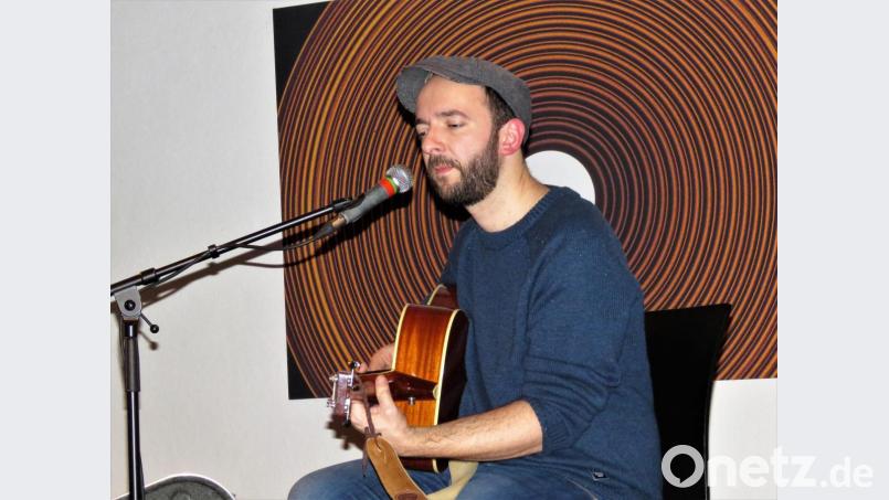 Singer/Songwriter Sebastian Bock hat's geschafft, sein Publikum drei Tage vor Weihnachten "runterzuholen" aus dem Rastlosen. Ganz unspektaktulär-schön begeisterte er die Zuhörer mit seiner Musik. Bild: ubb