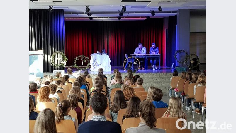 Fabian Borkner (vorne links) und Wolfgang Subirge kamen zu einer Autoren-Lesung an die Naabtal-Realschule. Bild: exb/Matthias Sitzmann