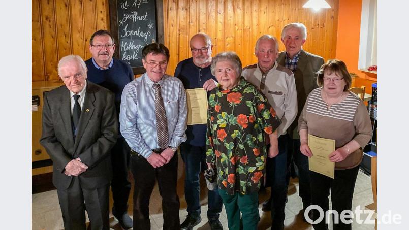 Die Chorgemeinschaft Krummennaab/Thumsenreuth ehrt langjährige Mitglieder.
Von links: Franz Fichtner (70 Jahre), Chorleiter Helmut Wolf, Vorsitzender Dr. Wolfgang Witt, Bernd Wagner (50 Jahre), Betty Meyer (60 Jahre), Kurt Grünbauer (60 Jahre), 2. Vorsitzender Georg Bauer, Christine Heinl (60 Jahre) Bild: nza