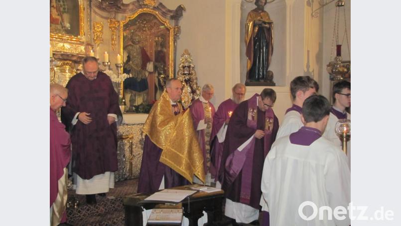 Weihbischof Pappenberger mit Jesus im Allerheiligsten Bild: mdö