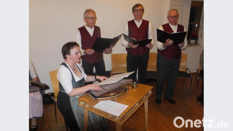 Mit besinnlichen Liedern bereicherte der Viergesang des MGV Gebenbach den besinnlichen Abend. Bild: ibj