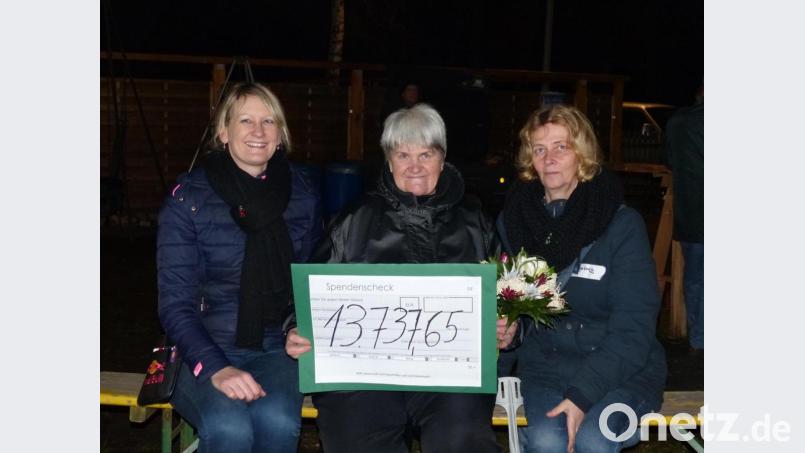 Symbolisch übergeben die Organisatorinnen des Basars, Kathi Baumgärtner (links) und Inge Thoma (rechts) an Anna Müller einen Check über 13.737,65 Euro. Bild: hme