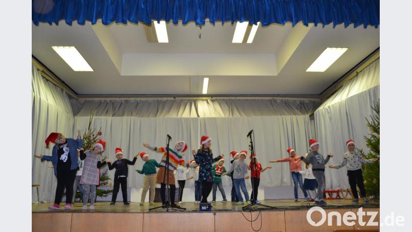 Einen Tanz zur Weihnachtszeit führt die zweite Klasse auf. Bild: gi
