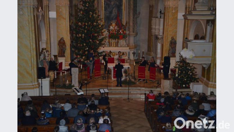 Die Vohenstraußer Blasmusik schickte musikalische Klänge vom Altar aus in den Gottesraum. Bild: dob