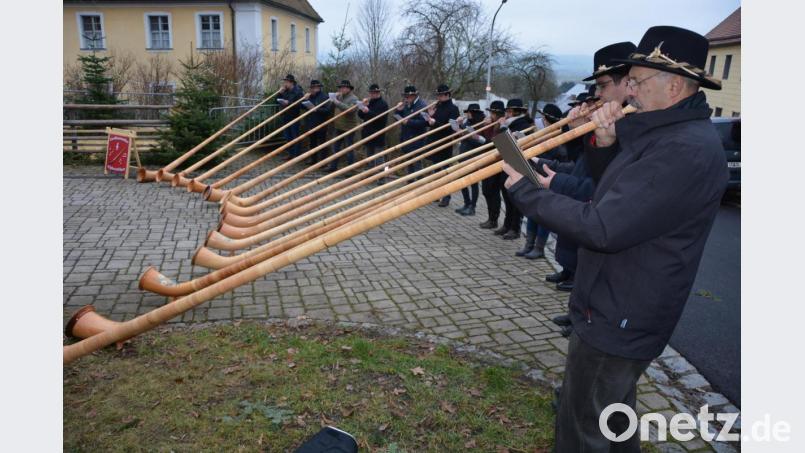 Eine der Attraktionen beim Leonberger Weihnachtsmarkt war der Auftritt der Großkonreuther Alphornbläser. Bild: jr