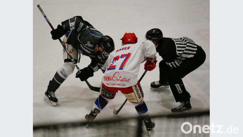 Die Eishockeyspieler kennen keine Feiertagsruhe: Der ERSC Amberg muss am zweiten Weihnachtsfeiertag gegen den EV Pegnitz ran. Bild: Venzl, Markus Venzl