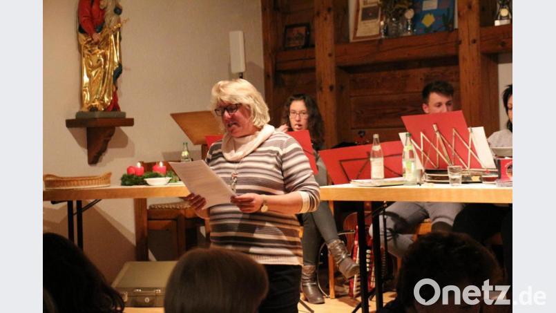 Christine Rupprecht veröffentlichte ihre neueste Mundartgeschichte „Blinde seahn besser“. „Wie aus dem Leben gegriffen!“, urteilten die Gäste.
Eva Hofmann begrüßte die Gäste und gab einen Ausblick auf die nächsten Veranstaltungen. Bild: rpp