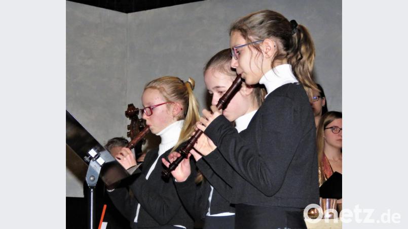 Drei Mädchen begeisterten mit jugendlich-frischen Flötenklängen. Bild: ubb