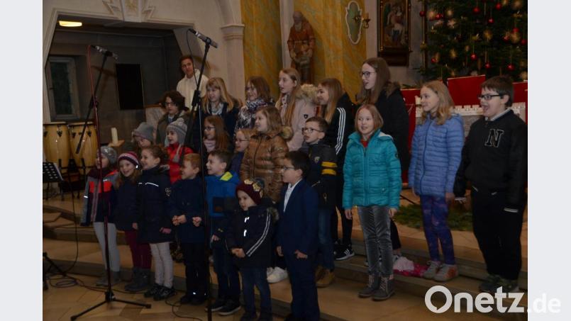 "Engel gucken schon um's Eck", kündigten die Kinder beim Adventskonzert das Christkind an. Bild: dob