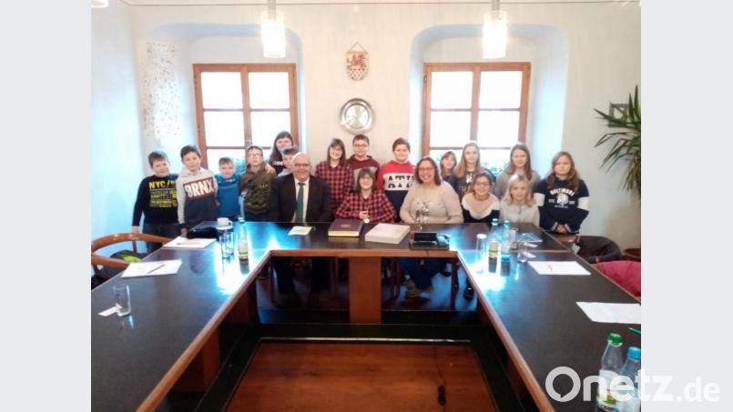 Die Mädchen und Buben der vierten Klasse der Grundschule Bad Neualbenreuth besuchten jetzt Bürgermeister Klaus Meyer im Rathaus. Bild: exb