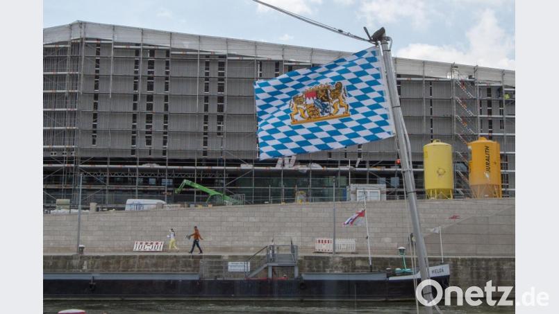 Eine bayerische Fahne weht vor dem fast fertiggestellten Gebäude des neuen Museums der Bayerischen Geschichte in Regensburg. Bild: Armin Weigel