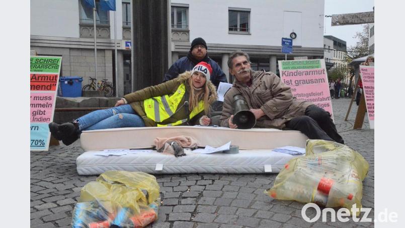 Mitglieder von &quot;Der Grüne Schrei&quot; bei ihrem &quot;Bed in&quot; auf dem Macerata-Platz. Bild: Kunz