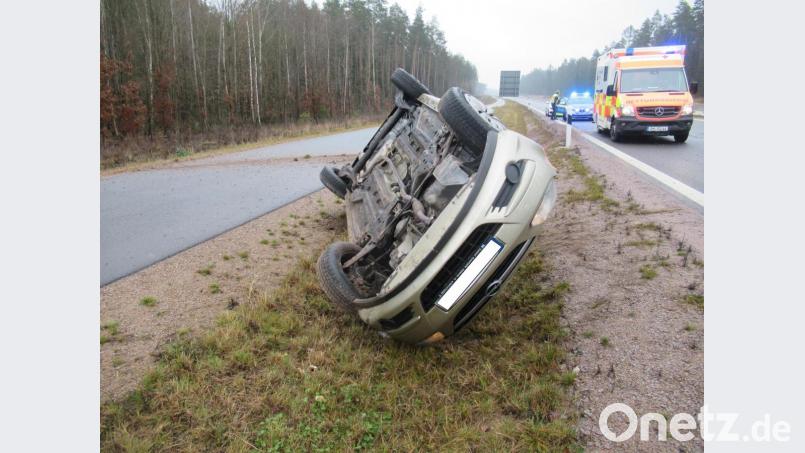 Das Auto kam auf der Seite zum Liegen. Bild: Polizei Amberg
