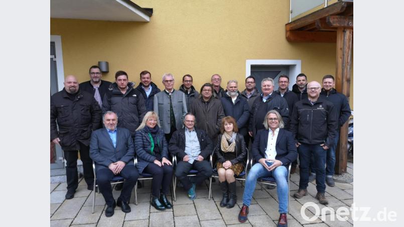 Sie wollen für die Wählergemeinschaft &quot;Zukunft Stadt Mitterteich&quot; bei der Kommunalwahl antreten: (sitzend, von links) Karl Neid, Marion Schaumberger, Heribert Hegen, Claudia Wenisch und Wolfgang Karbstein sowie (stehend, von links) Alexander Frank, Rainer Hutterer, Julian Süß, Daniel Käs, Johann Kraus, Tobias Käs, Walter Knösch, Kurt Schmidt, Matthias Müller, Matthias Doß, Herbert Lößl, Reiner Artmann, Matthias Gradl, Johannes Kamm und Timo Hartwich. Bild: lnz