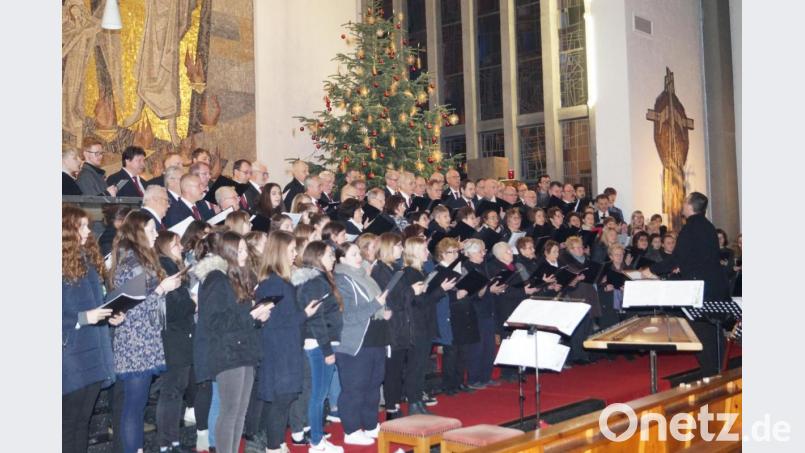 Höhepunkt des auf hohem Niveau stehenden Konzerts ist am Schluss der Gemeinschaftschor aller 150 Mitwirkenden, der die frohe Botschaft von Weihnachten imposant zum Ausdruck bringt. Bild: du