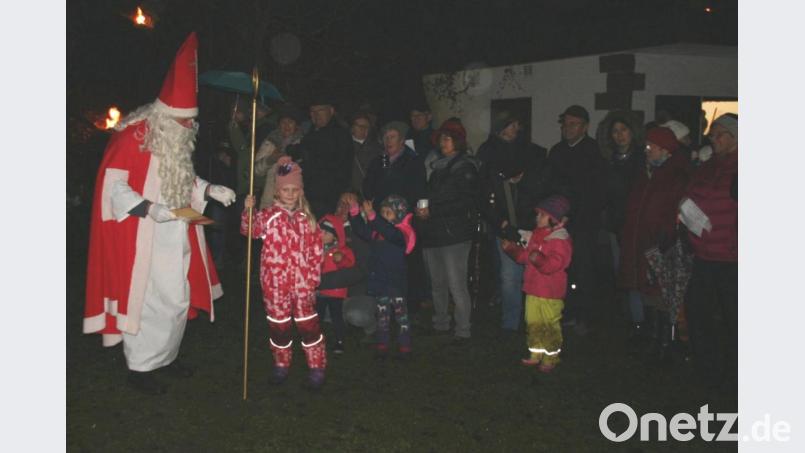 Der Nikolaus und sein Knecht beschenkten die Kinder bei der Waldweihnacht am Hammerrang. Bild: fpoz