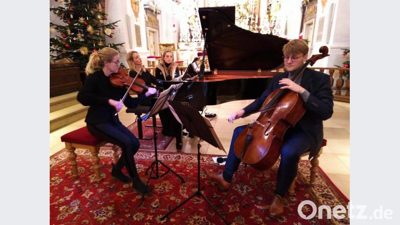 Cornelia Glassl, Anna Godelmann und Christoph Pickelmann verzaubern als Trio Tempera die Mariahilfbergkirche bei ihrem Konzert. Bild: mma