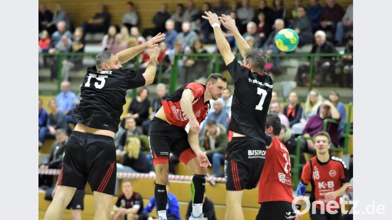 Der Sulzbacher Rückraumspieler Marco Schmidt (Mitte hinten) überwindet die Deckung der Erlanger Dmytro Degtyrarov (links) und Sven Eskofier (rechts) und wirft eines seiner drei Tore in diesem Spiel. Bild: Hubert Ziegler