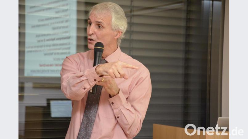 Professor Franz Seitz spricht über die Niedrigzinspolitik der EZB. Bild: Dr. Matthias Schöberl/exb