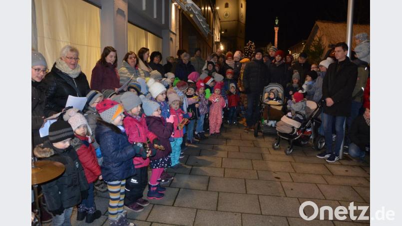 Zwei &quot;Adventsschaufenster&quot; wurden zum Abschluss der gleichnamigen Reihe beim Modehaus Zeitler geöffnet. Mit dabei waren auch Kinder des Kindergartens St. Hedwig (links), die die Feier musikalisch bereicherten. Bild: jr
